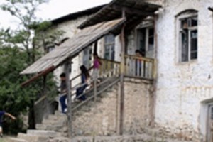 Развалина похожая на школу