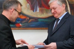 Հայաստանում Սուրբ Աթոռի նվիրակը հավատարմագրերի պատճենը հանձնեց 
նախարար Նալբանդյանին