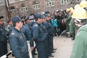 Մաշտոցի պուրակում՝ շուրջօրյա նստացույց. ոստիկանները թույլ չեն տալիս վրան 
տեղադրել