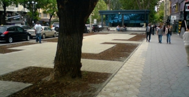 Another Sidewalk Cafe on Abovyan Street? Activists Say "No"