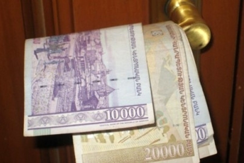 Մեղադրվում են գունավոր տպիչով կեղծ թղթադրամներ պատրաստելու եւ իրացնելու 
մեջ