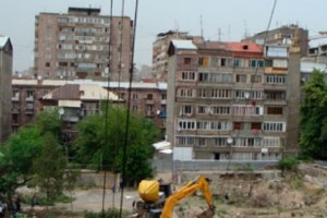 Во дворе по адресу Налбандяна, 106/1 роют котлован для новостройки (видео)