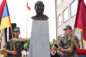 Քաղաքապետ Տարոն Մարգարյանը մասնակցել է ազատամարտիկ Նորիկ Խաչատրյանի 
կիսանդրու բացման արարողությանը