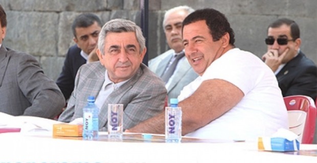 «Հայկական ժամանակ». մի լուսանկար, երկու ուղերձ