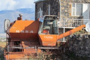 79-ամյա տղամարդը մնացել է տրակտորի անիվի տակ. նա հիվանդանոցում է