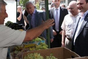 Քաղաքապետը ծանոթացել է Կենտրոնում կազմակերպված գյուղատնտեսական մթերքների 
շուկայի աշխատանքին