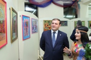 Տարոն Մարգարյանը մասնակցել է «Նայիր աշխարհին իմ գույներով» ցուցահանդեսի 
բացմանը