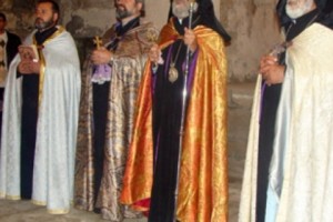 Неизвестно, знает предводитель Арцахской епархии ААЦ об облицовке плиткой ограды 
Гандзасарского монастыря или нет
