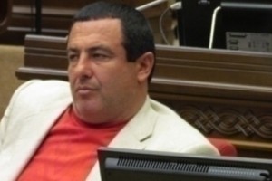 In Whose Hands did Tsarukyan Play Into?