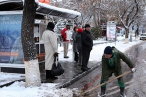 Ողջ գիշերվա ընթացքում փողոցներն ու մայթերը մշակվել են աղով և ավազով. Երևանի 
քաղաքապետարան