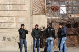 Զրույցներ՝ շենքերի բակերում
