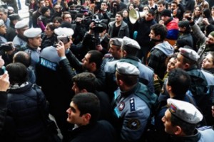 &quot;Хотя бы триколор смените, уже потрепался&quot; – требование бастующих студентов (фото)