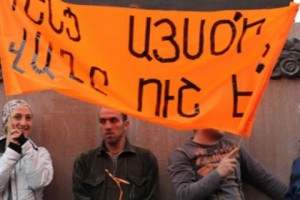 Собравшиеся на площади Свободы люди свистом выразили свое недовольство Раффи 
Ованнисяном