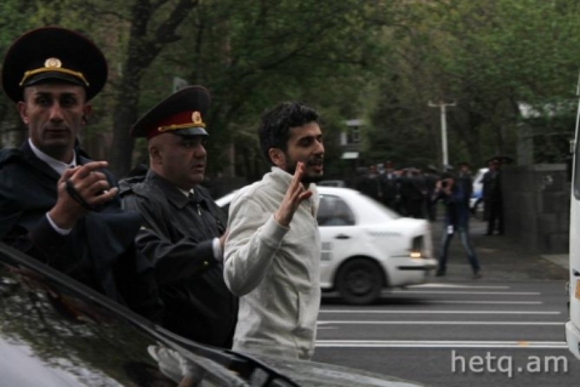 Ցուցարարները գնում են Բաղրամյան 26 (վիդեո)