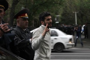 Активисты выходят из отделения полиции