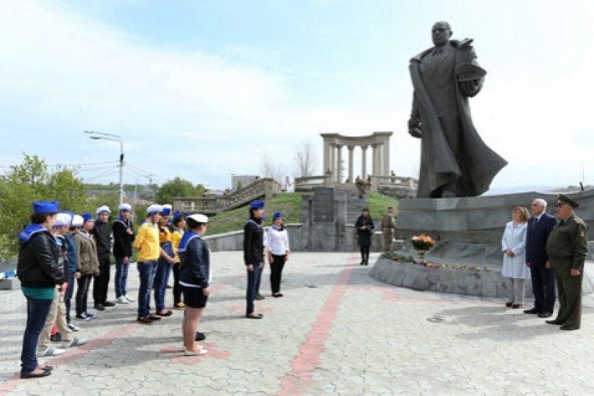Երևանցի դպրոցականներն այցելել են իրենց դպրոցների անվանատուների արձաններին