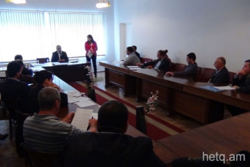 Ավագանու նիստում հինգ հոգով վեց երգ էին երգում