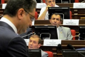 Премьер-министр представляет в НС программу правительства: недостатка в критике нет