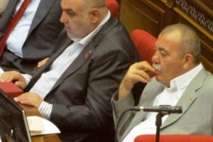 Овик Абрамян – депутатам-генералам: "Вам кажется, что вы помогаете? Выйдите, не мешайте 
работать"