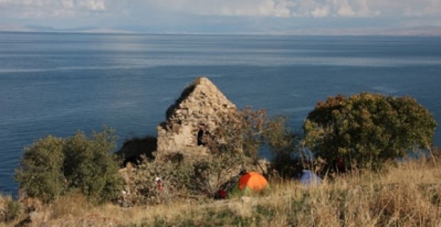 Քրդերը քանդում են Դիվաբույնի վանքը