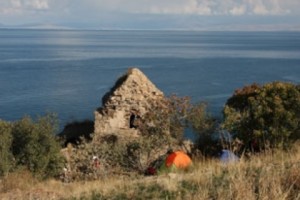 Քրդերը քանդում են Դիվաբույնի վանքը