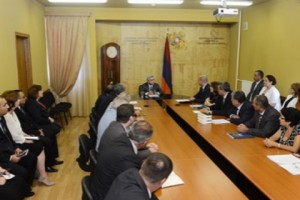 Նախագահ Սարգսյանը խոստացել է 2014-ին բարձրացնել քաղծառայողների աշխատավարձը