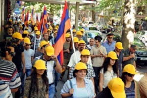 Protestors March to Yerevan’s Pak Shouka; Met by Counter-Demonstration Across the Street