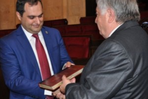 “Я вас не покидаю, будем видеться каждый день”: Рубен Саакян передал полномочия Ара 
Зограбяну