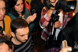 За судебным процессом по делу своих товарищей Тигран следил  из зала суда (фото)