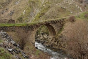 Պատմությու՞ն, թե՞ պատմության իմիտացիա. Գառնու կամրջի վերականգնման մասին