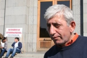 Шант Арутюнян и полицейский в гражданской одежде