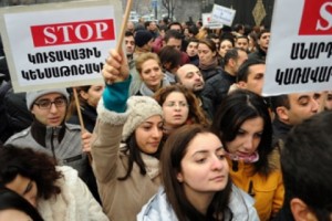 &quot;Мы против обязательной накопительной пенсионной системы&quot;: акция протеста перед зданием 
НС
