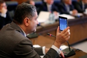 Վարչապետին  նվիրել են հայկական արտադրության առաջին պլանշետը