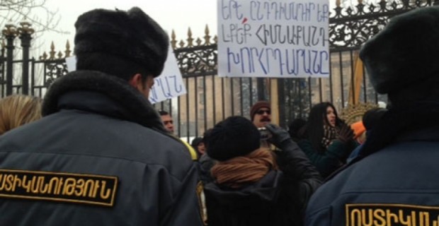 Protesters Demand Rejection of Russian Gas Treaty by National Assembly