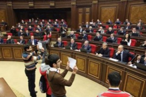 Reporters' Protest Temporarily Disrupts Armenia's National Assembly