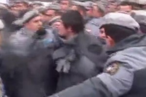 Нам удалось выявить полицейского, ударившего кулаком активиста (видеоматериал)