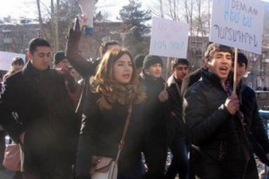 Максим Акопян не повысил зарплату работникам, но удержал накопительные платежи