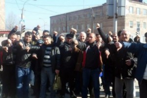 Капанцы сфотографировались для инициативы “Я против”