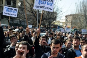 Pension Protesters Reach Yerevan Police Headquarters
