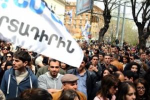 Борьба против обязательной накопительной пенсионной системы продолжается (фото)