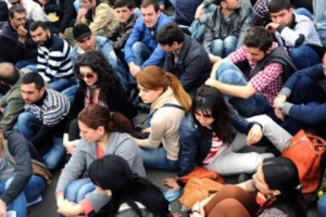 Сидячий пикет против обязательной накопительной пенсионной системы (фото)