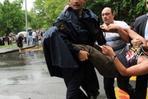 Полиция “очистила” сквер Маштоца от активистов (фото)