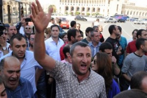 Торговцы, протестующие против нового закона, перекрыли улицу (фото)