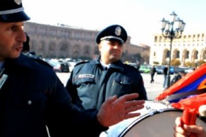 «Եթե մի հատ էլ խփեք թմբուկով, կտանեմ բաժին»,- ոստիկան