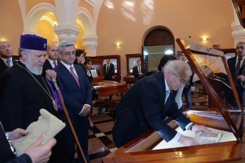 Ս. Սարգսյանը 17-րդ դարի նկարազարդ Ավետարան է նվիրաբերել 
Մատենադարանին