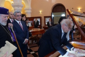 Ս. Սարգսյանը 17-րդ դարի նկարազարդ Ավետարան է նվիրաբերել 
Մատենադարանին