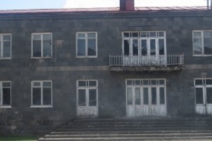 Երեք համայնք սպասարկող Շինուհայրի առողջության կենտրոնը միայն առաջնային 
բուժօգնություն կարող է իրականացնել