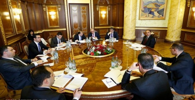 Armenian PM Discusses Foreign Investment with Top Officials