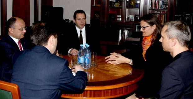 Armenian Defense Minister Thanks Outgoing Head of Red Cross Delegation