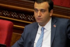 Депутат от Сюника самоотверженно встал на защиту Сурика Хачатряна и его сына